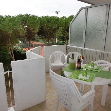 House With Balcony And Swimming Pool Бібіоне