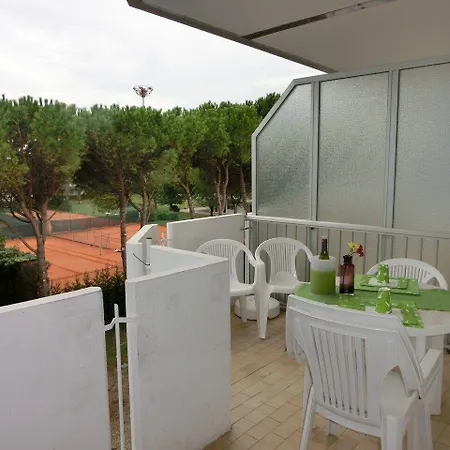 House With Balcony And Swimming Pool *