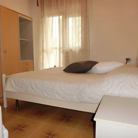 Апартаменти House With Balcony And Swimming Pool Бібіоне