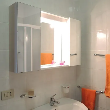 House With Balcony And Swimming Pool Apartment *